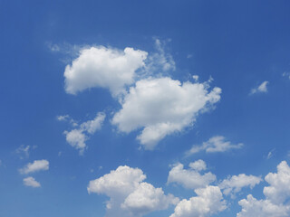 Obraz premium Clouds in the blue sky, background and texture