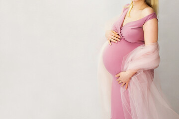 Kobieta w ciąży, brzuszek ciążowy, rodzice robią serce z dłoni na brzuchu, czekając na...