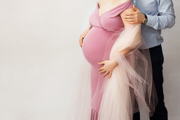 Kobieta w ciąży, brzuszek ciążowy, rodzice robią serce z dłoni na brzuchu, czekając na dziecko, serduszko z rąk, goły brzuch - obrazy, fototapety, plakaty