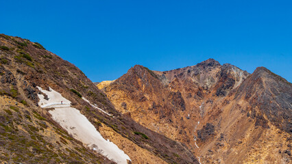 那須連山　朝日岳の岩壁と雪渓