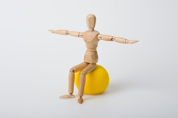 Rückenschule: Gliederfigur mit Gymnastikball