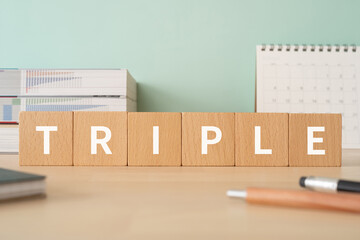 トリプルのイメージ｜「TRIPLE」と書かれた積み木が置かれたデスク