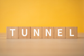 トンネルのイメージ｜「TUNNEL」と書かれた積み木