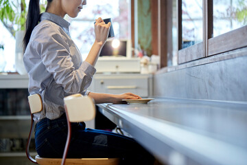 コーヒーを飲む若い日本人女性