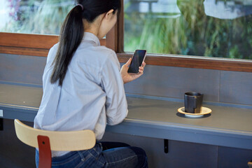 カフェで仕事をする若い日本人女性