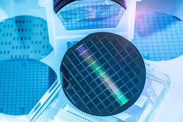 silicon wafers have a silicon dioxide coating sitting in a quartz wafer boat or tray