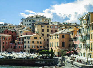 Fototapeta na wymiar Vue sur les bâtiments colorés de Nervi région de Gênes en Italie, au bord du petit port de pêche