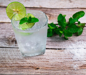 lemon soda cold drink Lemon juice with soda on ice Garnished with sliced lemons to garnish. Apply lemon juice and salt to the mouth of the glass. Garnish with mint leaves above. as a drink