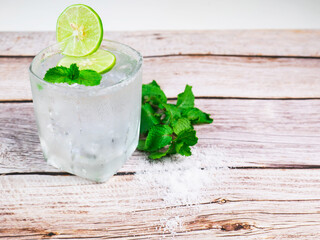 lemon soda cold drink Lemon juice with soda on ice Garnished with sliced lemons to garnish. Apply lemon juice and salt to the mouth of the glass. Garnish with mint leaves above. as a drink
