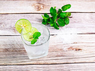 lemon soda cold drink Lemon juice with soda on ice Garnished with sliced lemons to garnish. Apply lemon juice and salt to the mouth of the glass. Garnish with mint leaves above. as a drink