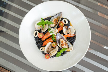 Italian Riso Pasta Tossed in Black Squid Ink &
Topped With Shrimps & Mixed Seafood