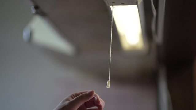 台所の電気を点ける男性