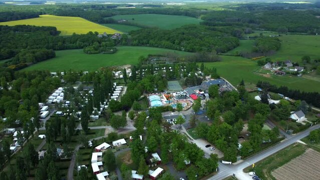 Vue a&eacute;rienne d'un camping en pleine nature