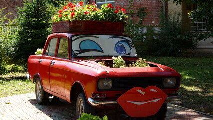 A car that no longer drives, it is used for planting flowers.