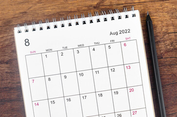 August 2022 desk calendar on wooden table. - obrazy, fototapety, plakaty