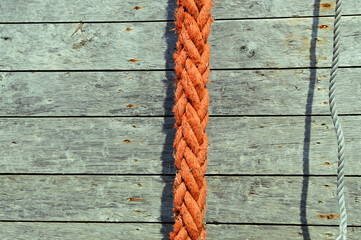 Cordage sur fond coque en bois de bateau de pêche