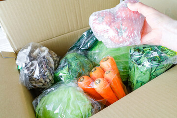 箱いっぱいの野菜
