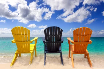 Crédence de cuisine en verre imprimé Plage de Seven Mile, Grand Cayman Three colorful beach chairs on Caribbean coast