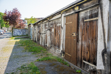 Alte Türen eines Garagenhofes