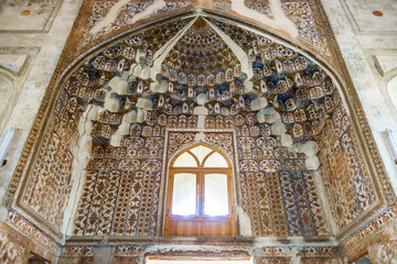 Obraz premium Honeycomb vault (muqarnas) of Khoja Zainuddin mosque (XVI century), Bukhara, Uzbekistan. Value of building is that it was almost never touched by restorers and you see original undistorted ornaments