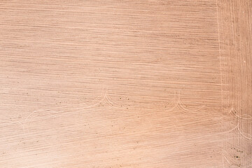 Des traces de sillons dans une terre cultivée