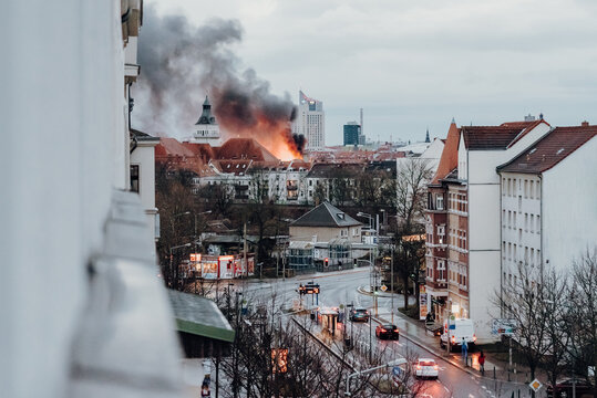 Hausbrand in Leipzig mit Blick Richtung Zentrum