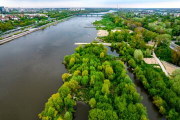 Panorama miasta Warszawa, widok na rzeke Wisła przepływającą przez miasto. Dziki brzeg po prawej stronie rzeki.