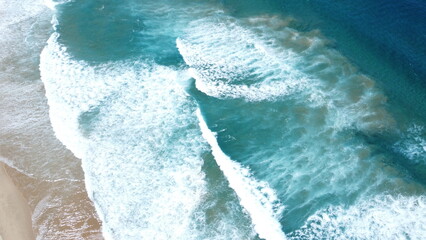 Obraz na płótnie Canvas drone ocean waves