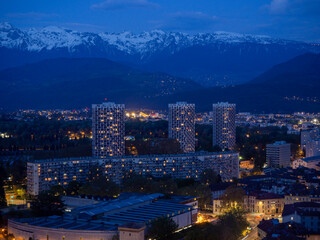 Fototapeta premium Les tours de Grenoble illuminés le soir