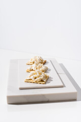 Tostadas de queso de cabra sobre mármol. Aperitivo sobre fondo claro	