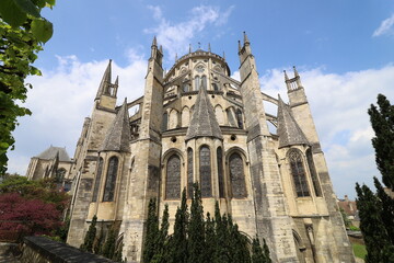 Fototapeta na wymiar La cathédrale Saint Etienne, vue de l'extérieur, ville de Bourges, département du Cher, France