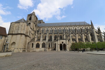 Fototapeta premium La cathédrale Saint Etienne, vue de l'extérieur, ville de Bourges, département du Cher, France