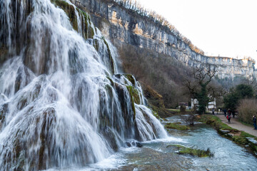 Fototapeta na wymiar Les cascades des Tufs au fond de la reculée de Baume-les-Messieurs, dans le Jura, en Bourgogne Franche-Comté, parmi les plus belles cascades de France.