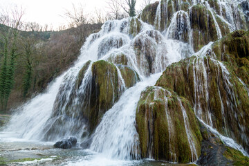 Les cascades des Tufs au fond de la reculée de Baume-les-Messieurs, dans le Jura, en Bourgogne...