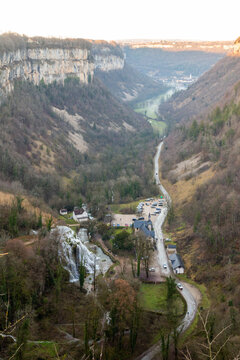 Les cascades des Tufs au fond de la reculée de Baume-les-Messieurs, dans le Jura, en Bourgogne Franche-Comté, parmi les plus belles cascades de France.