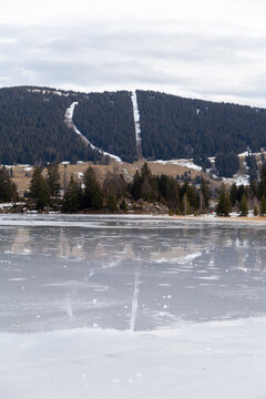 Le lac des Rousses gelé en hiver, dans le massif du Jura, en Bourgogne Franche-Comté