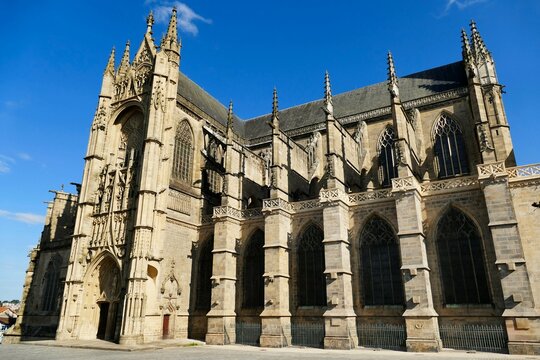 Le portail Saint-Jean et la fa&ccedil;ade nord-ouest de la cath&eacute;drale Saint-Etienne de Limoges
