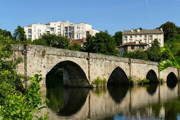 Le pont Saint-Martial sur la Vienne à Limoges - obrazy, fototapety, plakaty