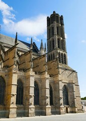 Fototapeta na wymiar la façade nord-ouest et le clocher de la cathédrale Saint-Etienne de Limoges