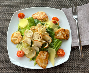 Caesar salad with chicken and tomatoes