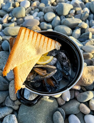 Mussels in cream cheese sauce with toast