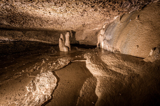 La grotte de Trabuc, surnomm&eacute;e la &laquo; grotte aux 100 000 soldats &raquo;, se situe dans le nord du d&eacute;partement du Gard, sur la commune de Mialet proche de la ville d'Anduze, Languedoc-Roussillon
