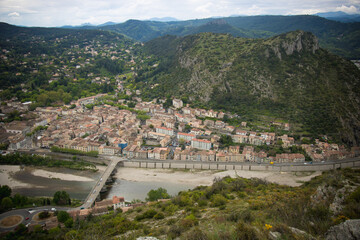 panorama sur la ville d'anduze dans les Cévennes en france