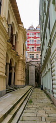Fototapeta na wymiar schmale Gasse mit Häuserfronten und seitlicher Treppe