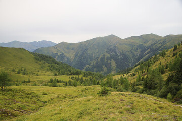 Fototapeta na wymiar A hiking path from Karteis to Tappenkarsee, the Austrian Alps
