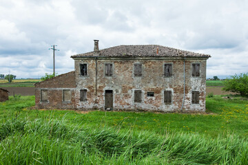Fototapeta na wymiar Deserted farmhouse in the Po Delta park, Italy