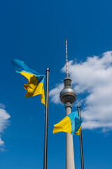 Die Ukrainische Nationalflagge vor dem Berliner Fernsehturm am Alexanderplatz