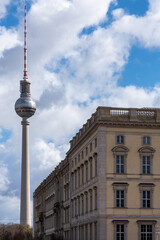 Fototapeta na wymiar Funkturm Berlin hinter Gebäuden in Berlin