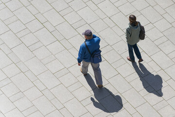 ein Paar beim Spaziergang durch die Innenstadt von Magdeburg in Deutschland von oben gesehen - 502819673