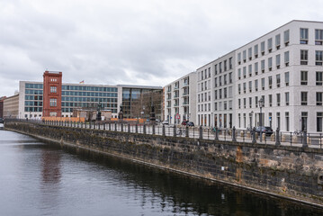 Blick auf Schinkldenkmal über die Spree